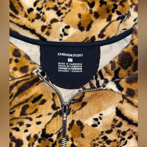 Super soft velvet like animal prints pull over top zip comfy and warm like new - Picture 2 of 6